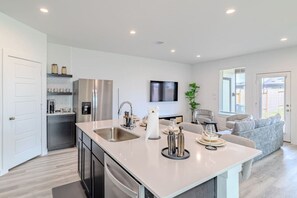 Microwave, oven, stovetop, dishwasher - Peaceful home on the Southeast (Houston)