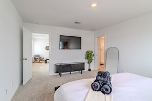 3 bedrooms, desk, iron/ironing board, WiFi