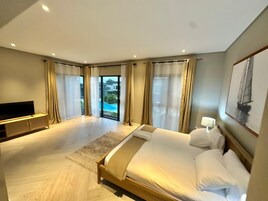 Deluxe Room, 1 King Bed, Private Bathroom, Corner | Free WiFi