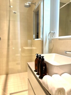 Chambre Deluxe, 1 très grand lit, salle de bain privée | Salle de bain | Baignoire et douche séparées, articles de toilette (gratuits)