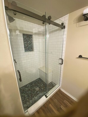 Dusche, umweltfreundliche Kosmetikartikel, Haartrockner, Handtücher