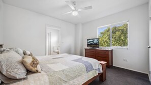 5 bedrooms, desk, bed sheets
