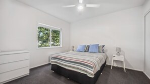 5 bedrooms, desk, bed sheets - Stratton Summit 2, 5 bedroom townhouse in Jindabyne. (Jindabyne)