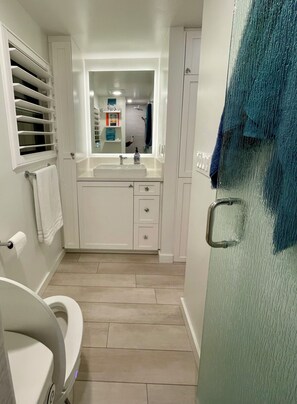 Shower, bidet, towels, toilet paper - Oside Beach Cottage - Stay on the Sand in Oceanside, CA (Oceanside)