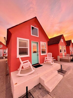 Exterior - Oside Beach Cottage - Stay on the Sand in Oceanside, CA (Oceanside)