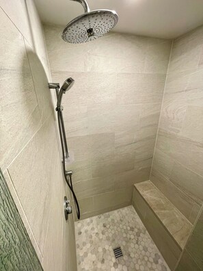 Regadera, bidet, toallas, papel de baño 