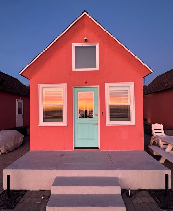 Exterior detail - Oside Beach Cottage - Stay on the Sand in Oceanside, CA (Oceanside)