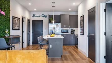 Two-Bedroom Apartment with Balcony | Cuisine privée | Cafetière-théière, produits de nettoyage