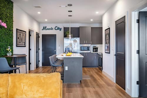 Departamento, 2 habitaciones, balcón | Cocina privada | Cafetera y tetera y artículos de limpieza