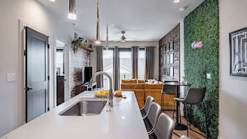 Departamento, 2 habitaciones, balcón | Cocina privada | Cafetera y tetera y artículos de limpieza