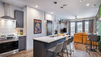 Departamento, 2 habitaciones, balcón | Cocina privada | Cafetera y tetera y artículos de limpieza