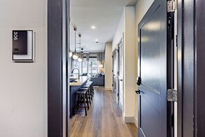 Interior entrance - The Odyssey Apartments โ by AvantStay Designer Stay in Midtown (Nashville)