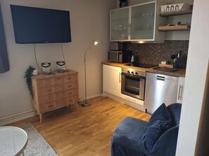 Private kitchen - Small but cozy apartment in central Persaunet, parking space, private bathroom (Trøndelag)
