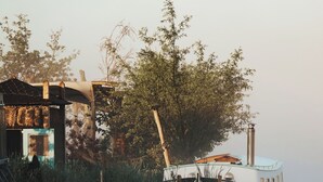 Ein Boot liegt an einem Gebäude mit sichtbarer Tür und Fenstern, umgeben von Pflanzen.