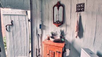 Een douche, milieuvriendelijke toiletartikelen, handdoeken, toiletpapier