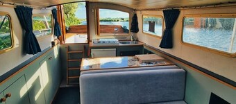Unique nature experience on the water, Bed in boat Jisperveld