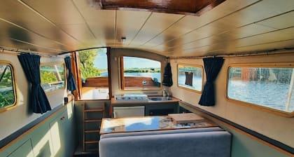 Unique nature experience on the water, Bed in boat Jisperveld