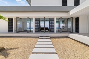 Terrace/patio - Kas di Sol Infinito, NEW! Luxury Ocean View Villa w/ Huge Private Pool, 3 Bedrooms & Dive Facilities (Kralendijk)