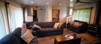 The Ten Mile House – Walk to Beach + Boat Parking