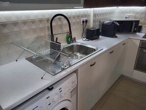 Four à micro-ondes, un four, surface de cuisson, cafetière-théière