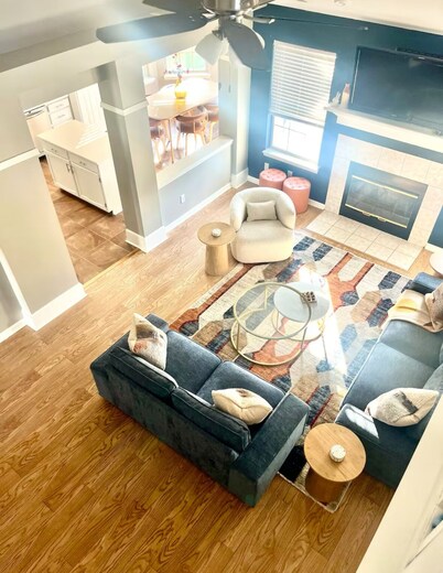 Charming Cul-de-Sac Home- SLEEPS 10-Game Room & B-ball court