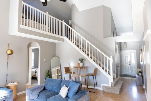 Charming Cul-de-Sac Home- SLEEPS 10-Game Room & B-ball court