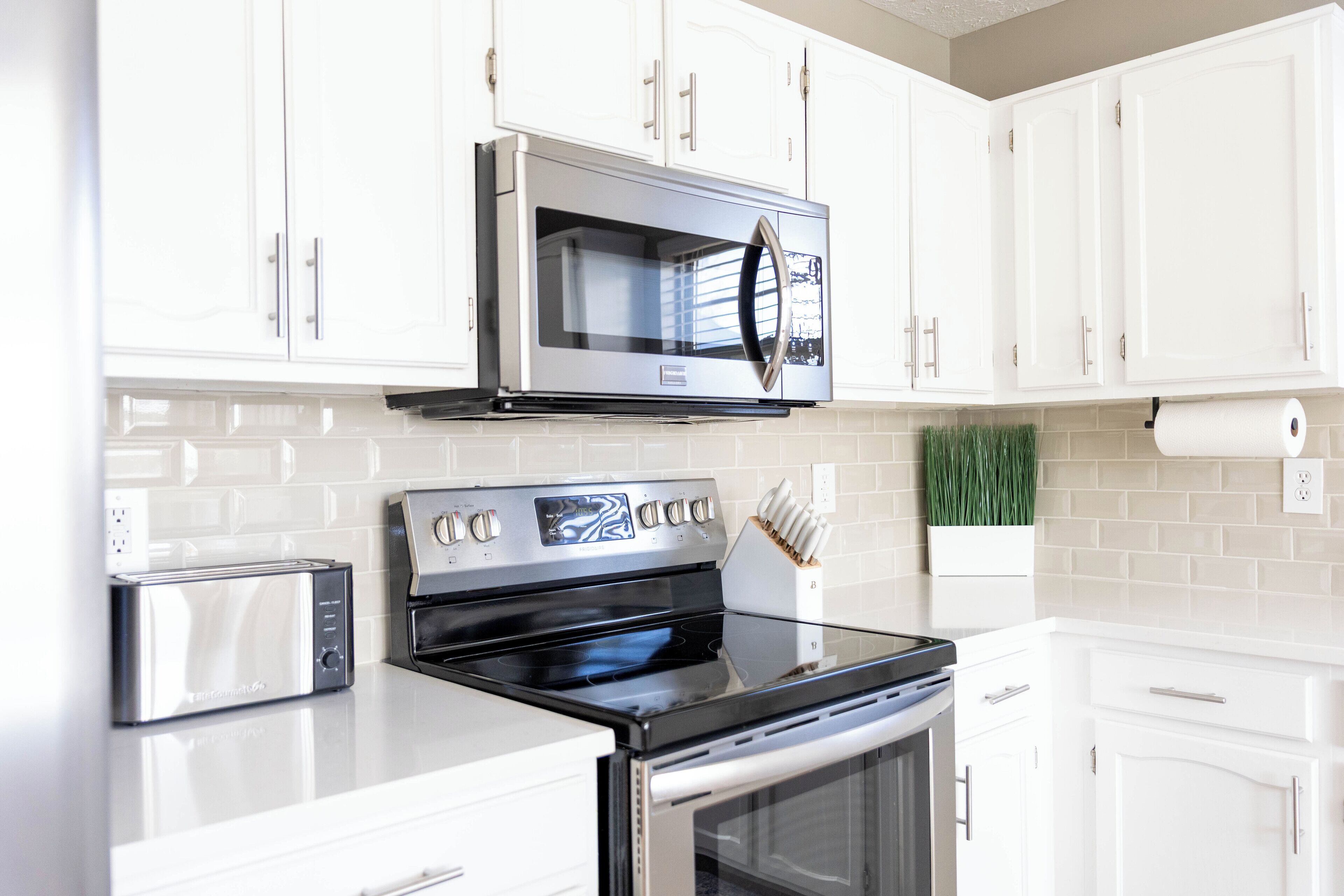 Mikrobølgeovn, ovn, kokeplater og oppvaskmaskin