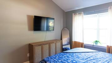 4 bedrooms, iron/ironing board, WiFi, bed sheets