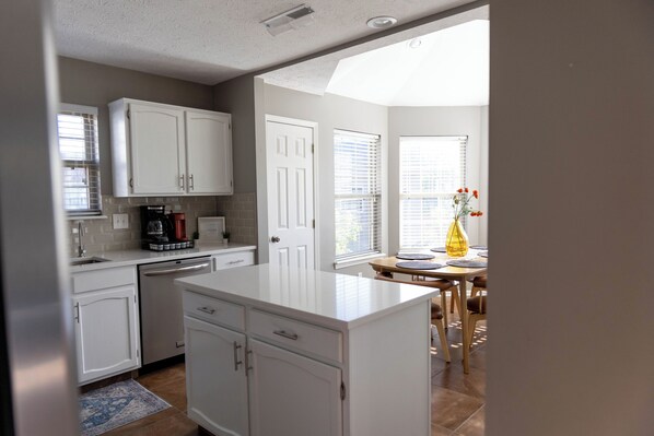 Mikroaaltouuni, uuni, liesi, astianpesukone