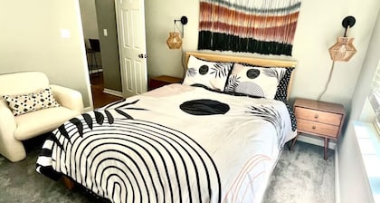Charming Cul-de-Sac Home- SLEEPS 10-Game Room & B-ball court