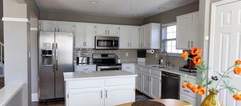 Charming Cul-de-Sac Home- SLEEPS 10-Game Room & B-ball court