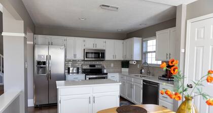 Charming Cul-de-Sac Home- SLEEPS 10-Game Room & B-ball court