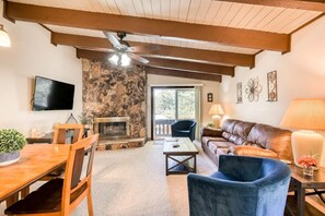 Smart TV, fireplace - Spacious 2-bedroom condo with WiFi in Angel Fire (Angel Fire)