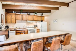 Fridge, microwave, oven, stovetop - Spacious 2-bedroom condo with WiFi in Angel Fire (Angel Fire)