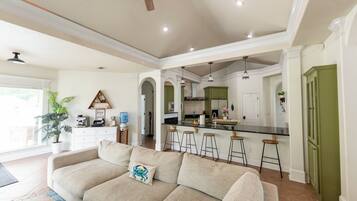 Ălytelevisio, takka, videopelejĂ€, kirjoja