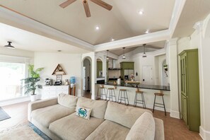 Una Smart TV, una chimenea, videojuegos, libros