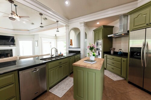 Lux Coastal Oasis • Pool • Hot Tub • Game Room • Gym • Golf • Family friendly •