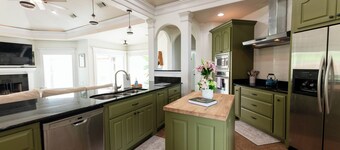 Lux Coastal Oasis • Pool • Hot Tub • Game Room • Gym • Golf • Family friendly •