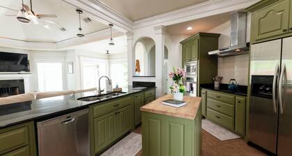 Lux Coastal Oasis • Pool • Hot Tub • Game Room • Gym • Golf • Family friendly •