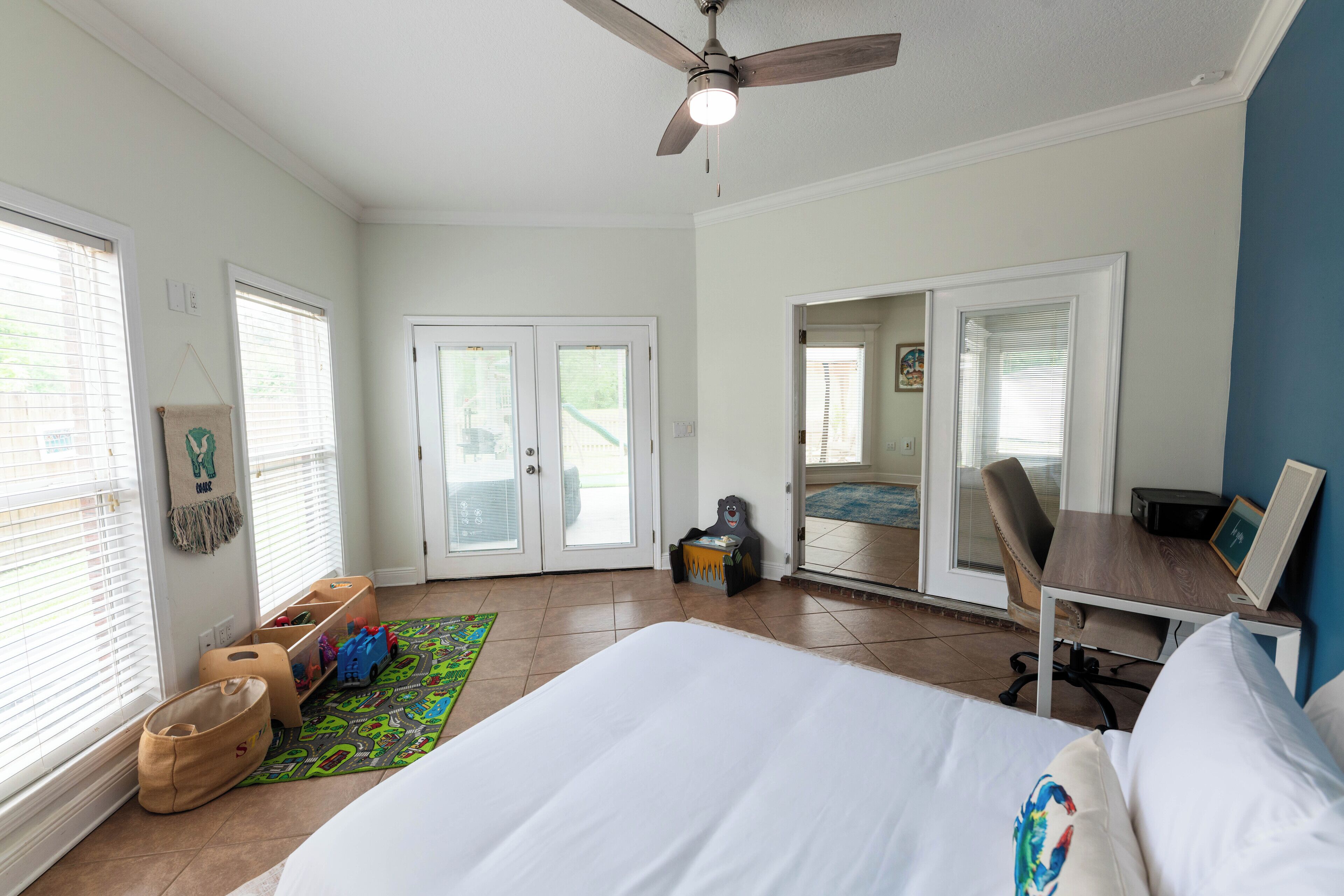 5 bedrooms, desk, iron/ironing board, free WiFi