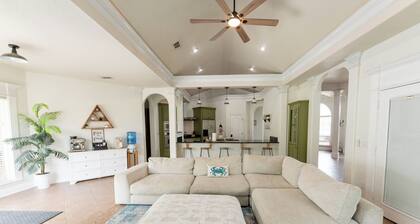 Lux Coastal Oasis • Pool • Hot Tub • Game Room • Gym • Golf • Family friendly •