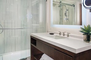 Banheira de hidromassagem, secador de cabelo, toalhas de banho, sabonete