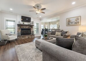 TV, fireplace, ping pong - Lovin Lake Life-Pool, Twin Creeks Marina, & Dry Creek Beach (Winchester)