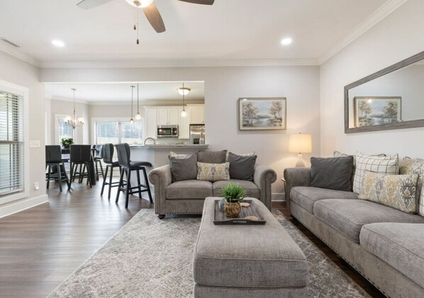 Télévision, cheminée, table de tennis de table