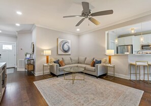 TV, fireplace, table football - Lakin It Easy-Pool, Twin Creeks Marina, & Dry Creek Beach (Winchester)