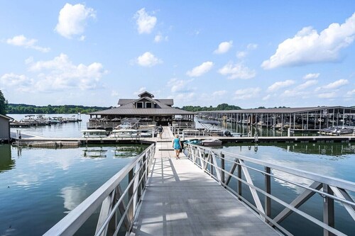 Lakin It Easy-Pool, Twin Creeks Marina, & Dry Creek Beach