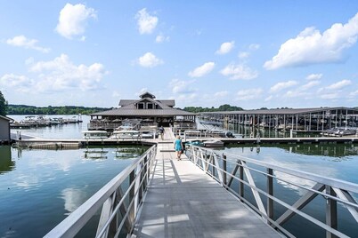 Lakin It Easy-Pool, Twin Creeks Marina, & Dry Creek Beach