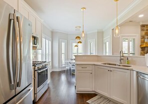Fridge, microwave, oven, stovetop - Lakin It Easy-Pool, Twin Creeks Marina, & Dry Creek Beach (Winchester)