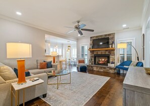 TV, fireplace, table football - Lakin It Easy-Pool, Twin Creeks Marina, & Dry Creek Beach (Winchester)