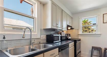 Charming 2-bedroom cottage in fabulous Galveston with AC